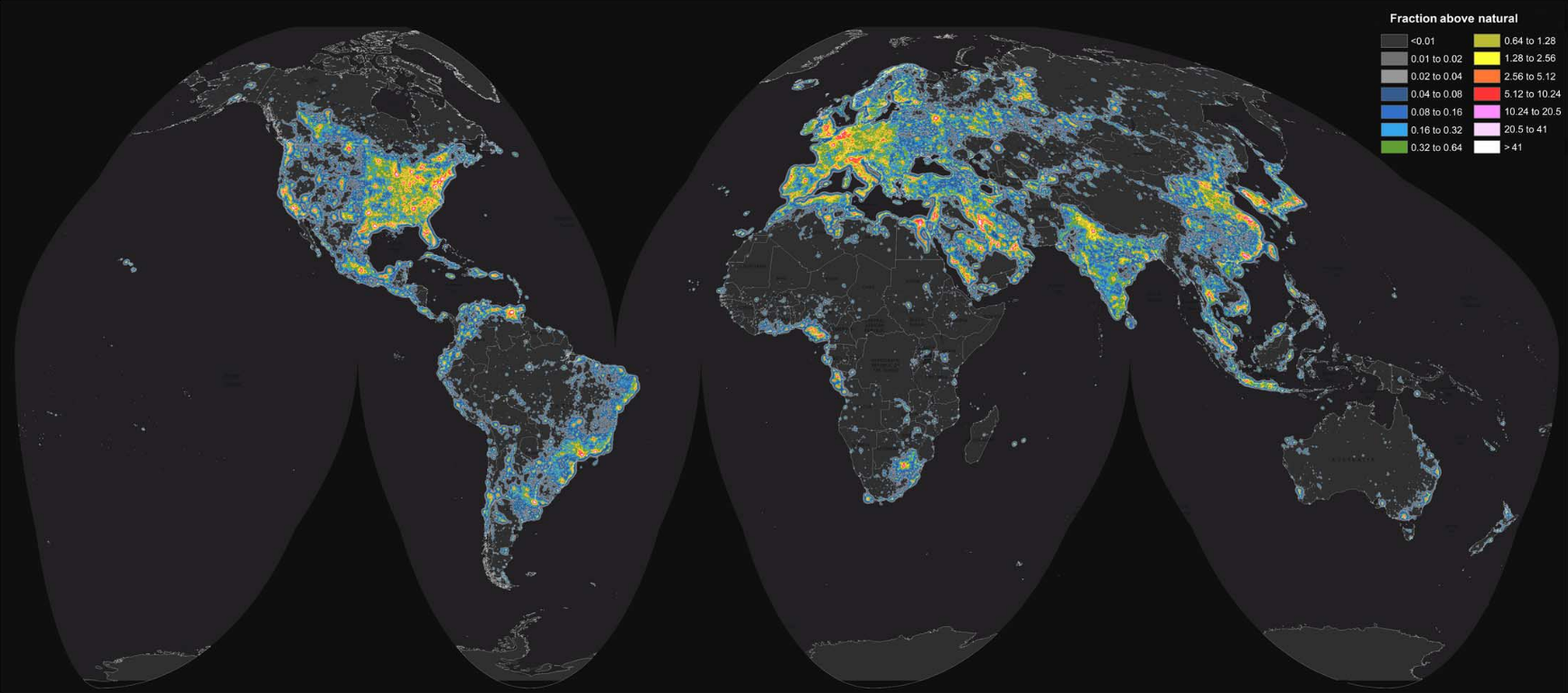 Mapa mundial da iluminação noturna, de Falchi et al. (2016). A coloração mostra o quanto a iluminação local está acima do que seria se não houvesse contaminação lumínica. Também é um indicativo de concentrações populacionais e informacionais. Distribuída sob licença Creative Commons Attribution NonCommercial 4.0 (CC BY-NC).